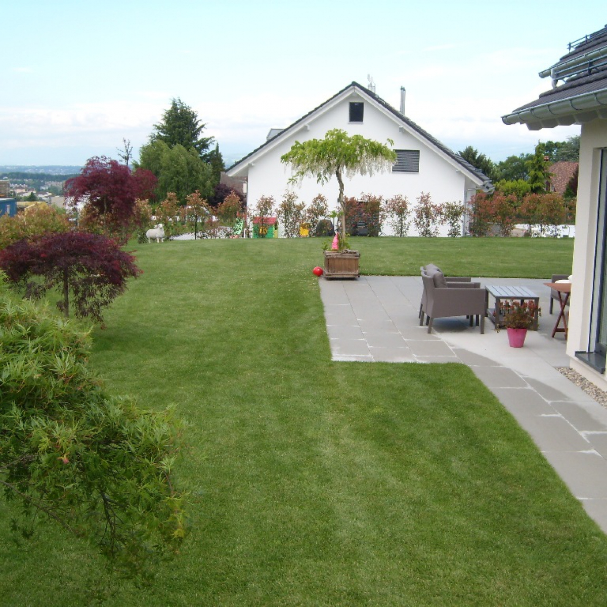 Aménagement total terrasse gazon plantations