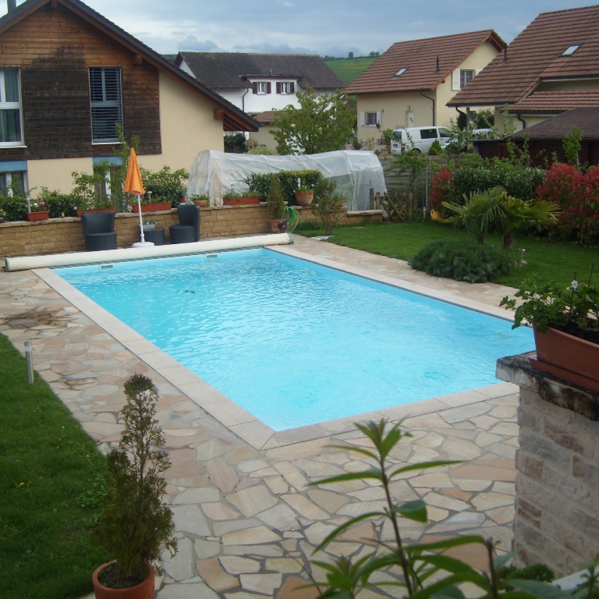 Construction piscine aménagement en dallage quartzite