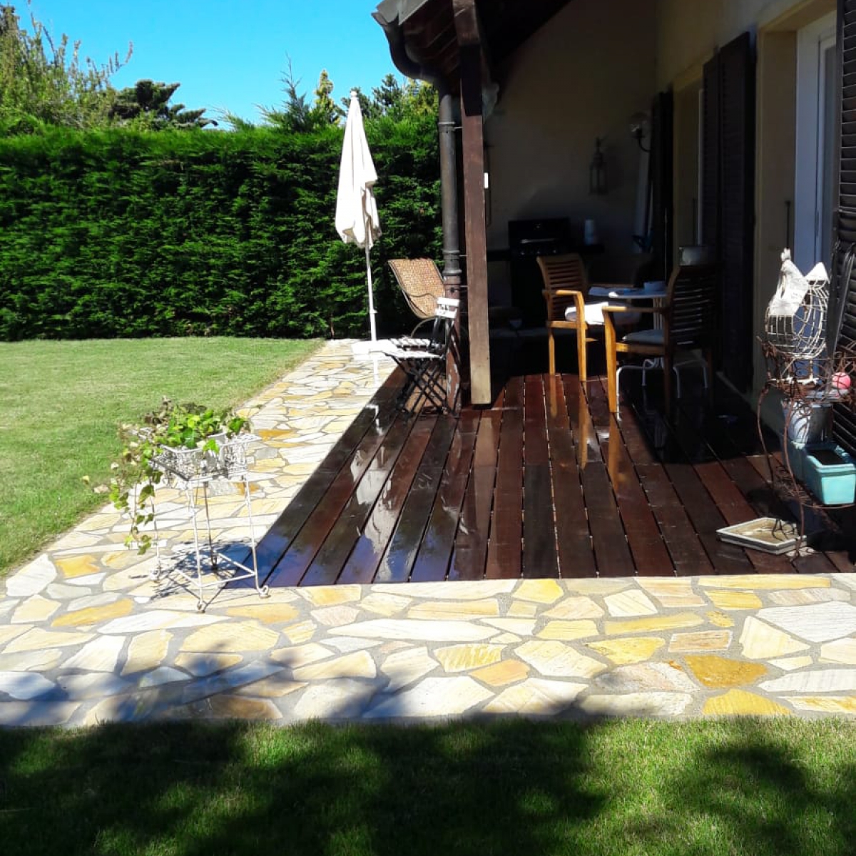 Terrasse en planche et bordure en pierre